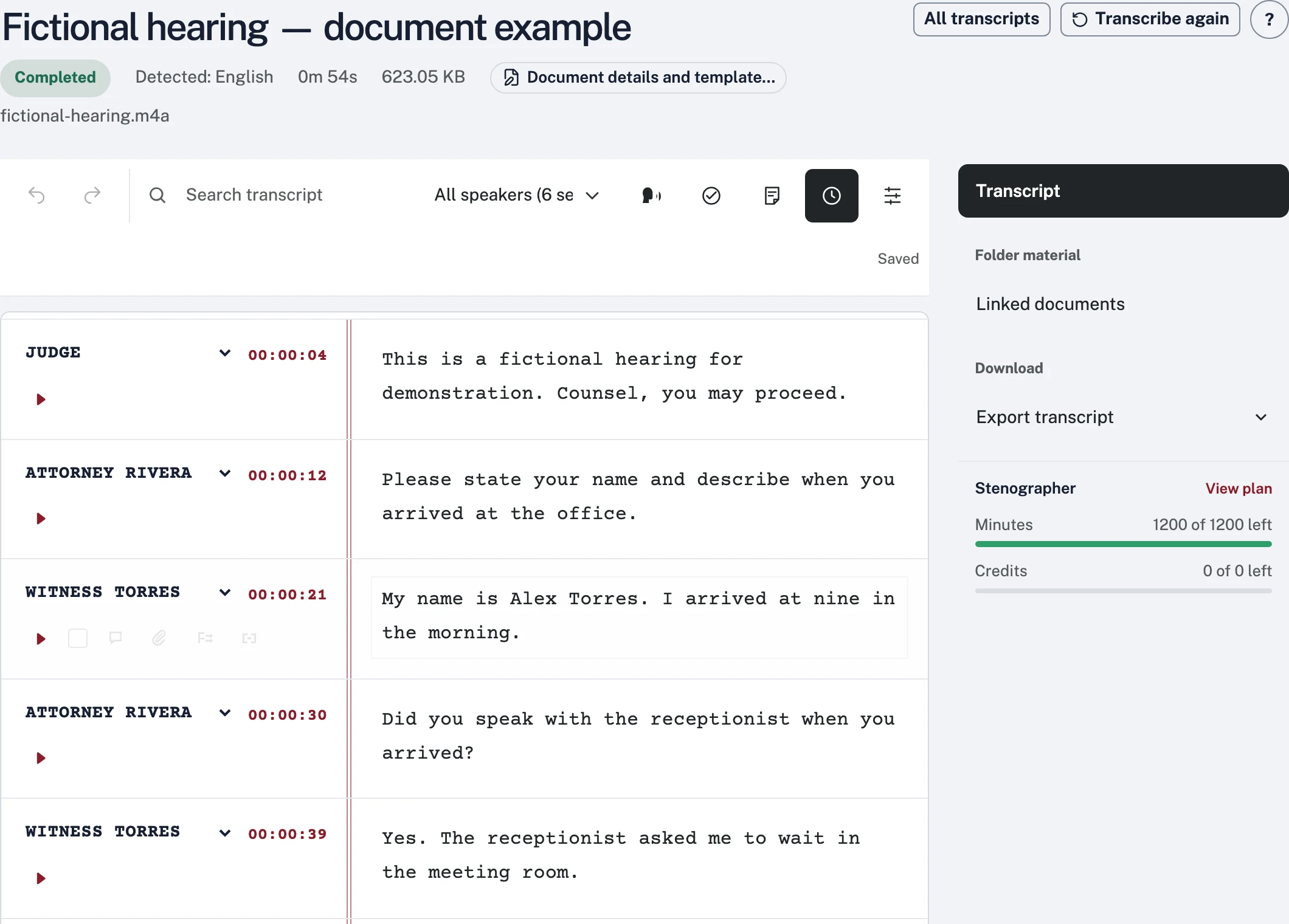 El editor de VozyScribe con una vista ficticia, etiquetas de participantes, reproducción de audio y herramientas profesionales de transcripción.